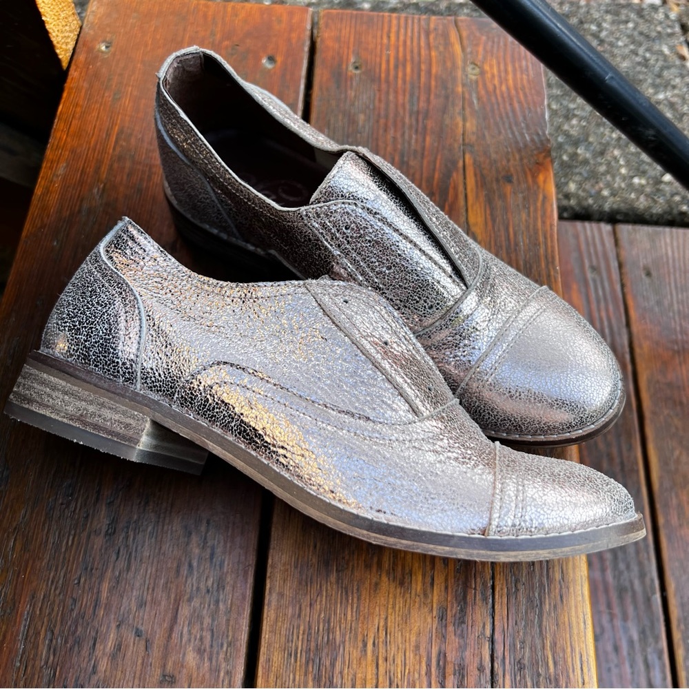 NAUGHTY MONKEY COPPERTONE SILVER LEATHER FLATS SIZE 6 NEW